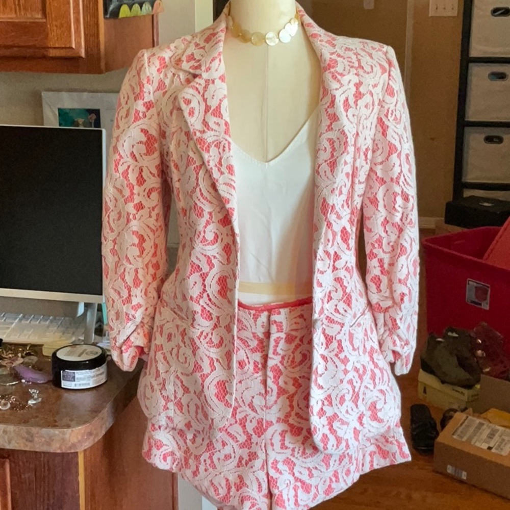 TART COLLECTIONS Cream Lace with Salmon underlay Short Suit Size M, Preowned